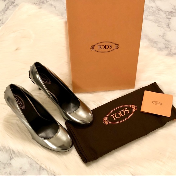 T O D S : Metallic Silver Leather Studded Pumps - Picture 2 of 8